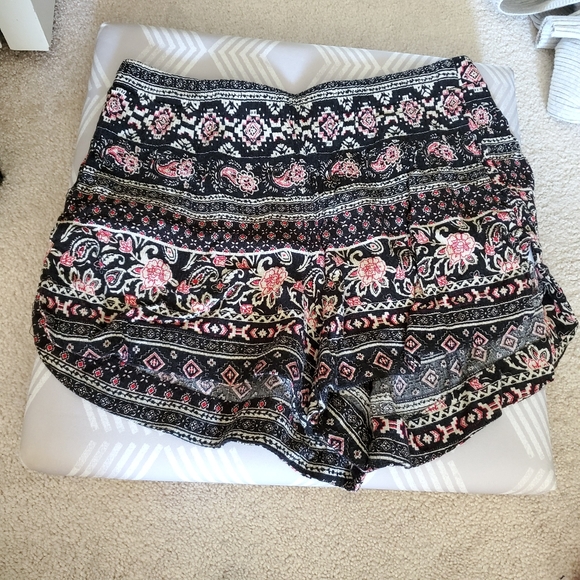 UK2LA Pants - UK2LA black pink cream patterned flowy shorts